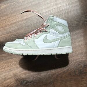 Women’s sea-foam green Nike dunks size 9.5